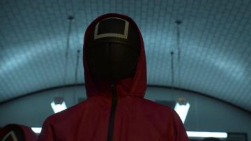 Combinaison rouge et cosplay costume de masque porté par les gardes comme on le voit dans la garde-robe de la série télévisée Squid Game (Saison 1 Épisode 2)
