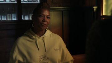 4G Givenchy imprimé surdimensionné sweat à capuche porté par Robyn McCall (Queen Latifah) comme on le voit dans les tenues de la série télévisée Equalizer (S02E03)