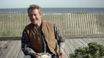 Carhartt Mock Neck Vest usado por el detective Ray Abruzzo (James Badge Dale) como se ve en los atuendos del programa de televisión de Hightown (Temporada 2 Episodio 2)