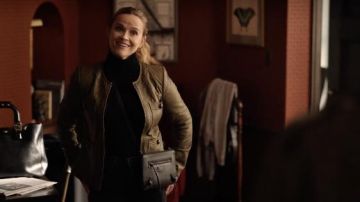 Veronica Beard Shanti Chaqueta de cuero usada por Bradley Jackson (Reese Witherspoon) como se ve en la serie de televisión The Morning Show (Temporada 2 Episodio 6)