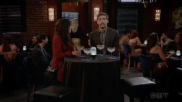 Rebecca Minkoff Mini Mac Sac à Bandoulière porté par Adriana (Michelle Ortiz) comme on le voit dans B Positif (S02E02)