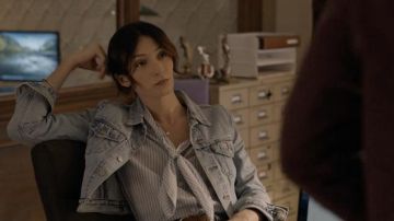 Levi's Cropped Denim Trucker Jacket worn by Jerrie Kennedy (Jesse James Keitel) as seen in Big Sky TV series outfits (Season 2 Episode 4)