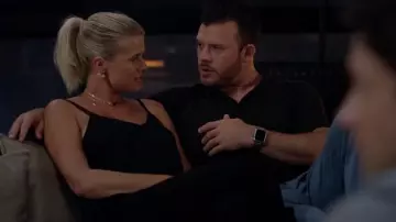 Madewell Delicate Collection Demi-Fine Paperclip Chain Necklace usado por Jessica (Sarah Wright) como se ve en el vestuario de la serie de televisión Home Economics (S02E05)