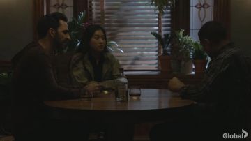 Chaqueta de campo resistente al agua Fjällräven Rven usada por Alina Park (Laura Sohn) como se ve en los atuendos de la serie de televisión The Blacklist (Temporada 9 Episodio 1)