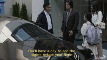 Max Mara Orfeo Veste en blanc porté par Alina Park (Laura Sohn) comme on le voit dans La Liste Noire de la série TV garde-robe (S09E01)