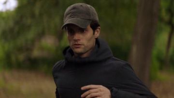 WindBreaker usado por Joe Goldberg (Penn Badgley) como se ve en el programa de televisión YOU (S01E05)