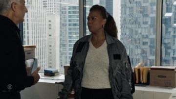 Dsquared2 effet délavé veste zippée portée par Robyn McCall (Queen Latifah) comme on le voit dans les tenues de l&#39;émission de télévision Equalizer (S02E03)