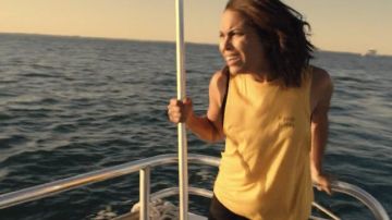 H&M Viscose T-shirt 'Je peux, je veux' in yellow worn by Jackie Quiñones (Monica Raymund) as seen in Hightown TV series outfits (S02E02)