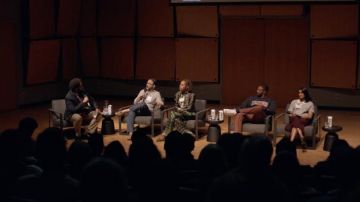 Dires van Noten plaid ombre pantalon porté par Issa Dee (Issa Rae) comme on le voit dans les tenues de la série TV Insécurité (Saison 5 Épisode 1)