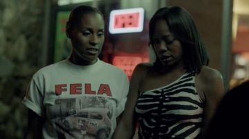 Fela Kuti Guerre Ne Peut Jamais à Manches Courtes T-Shirt porté par Issa Dee (Issa Rae) comme on le voit dans les Tenues Insécurisées (Saison 5 Épisode 1)