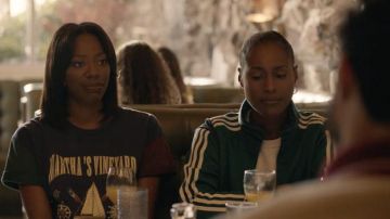 Adidas x Wales Bronner veste de survêtement à rayures de Issa Dee (Issa Rae) comme on le voit dans les tenues de l&#39;émission de télévision Insecure (Saison 5, Épisode 1)