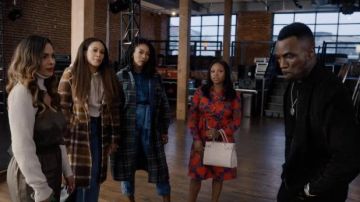 Cinq a Sept Twill Amia Jumpsuit porté par Valeria / Butter Pecan (Nadine Velazquez) comme on le voit dans Queens TV show tenues (S01E01)