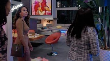 Rebecca Minkoff Megan Petit Sac d'Alimentation porté par Valeria / Beurre de Noix de Pécan (Nadine Velazquez) comme on le voit dans le Queens série TV garde-robe (Saison 1 Épisode 1)