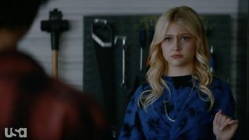 Alice + olivia Mar­celle Tie-Dye Twist-Front Sweat­shirt worn by Lexy Cross (Alyvia Alyn Lind) as seen in Chucky (S01E03)