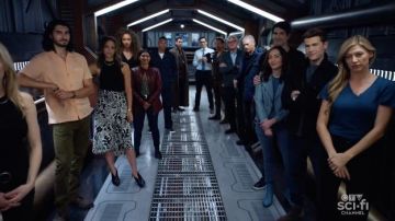 Falda de ópera impresa de Ba&sh usada por Zari Tomaz (Tala Ashe) como se ve en el vestuario del programa de televisión Legends of Tomorrow de DC (S07E03)