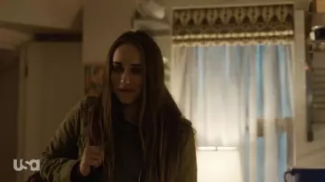 Chaqueta militar Madewell Surplus usada por Percy Muldoon (Alice Kremelberg) como se ve en los atuendos de la serie de televisión The Sinner (Temporada 4 Episodio 3)