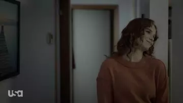 Jersey de gran tamaño free People Easy Street usado por el ex compañero de cuarto de Percy en los atuendos de la serie de televisión The Sinner (S04E03)