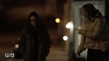 Chaqueta cotton On Puffer usada por el ex compañero de cuarto de Percy como se ve en los atuendos de la serie de televisión The Sinner (S04E03)
