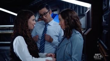 Chaqueta AllSaints Fern en azul usada por Nora Darhk (Courtney Ford) como se ve en los atuendos del programa de televisión Legends of Tomorrow de DC (S07E03)