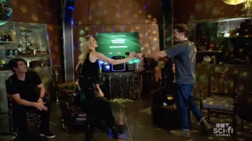 Joie Park Skinny Pants worn by Sara Lance (Caity Lotz) as seen in DC's Legends of Tomorrow TV series outfits (S07E03)