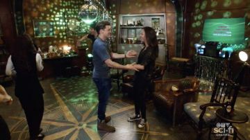 Camisa Rails Hunter en Mixed Olive Plaid usada por Zari Tomaz (Tala Ashe) como se ve en los atuendos de la serie de televisión Legends of Tomorrow de DC (S07E03)