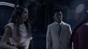 Zara Effet Satiné Crop Top porté par Mary Hamilton (Nicole Kang) comme on le voit dans Batwoman séries TV tenues (S03E03)