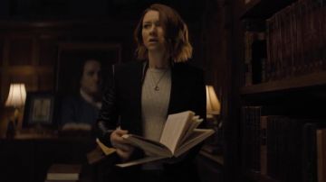 Helmut Lang Crux Blazer usado por Katherine Solomon (Valorie Curry) como se ve en los atuendos de la serie de televisión The Lost Symbol de Dan Brown (S01E01)