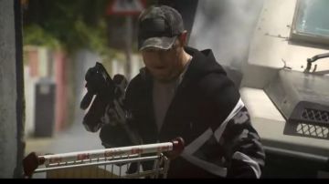 Veste à Capuche noire avec des Rayures blanches et des Taches de Camo portées par Jimmy Dalton (Sam Heughan) dans Bloodshot