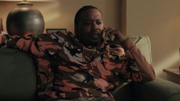 Adidas Camouflage Hoodie porté par Yogi (Chris Powell) comme on le voit dans la Vie Amoureuse de la série télévisée tenues (Saison 2 Épisode 1)