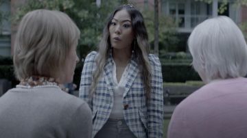 Smythe Puf Sleeve One Button Blazer en Blue Sackcloth Check usado por Mary Hamilton (Nicole Kang) como se ve en el vestuario del programa de televisión Batwoman (S03E03)