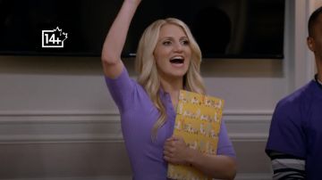 ALC Amari Haut Côtelé en violet porté par Gina Dabrowski (Annaleigh Ashford) comme on le voit dans les tenues de la série télévisée B Positive (S02E03)