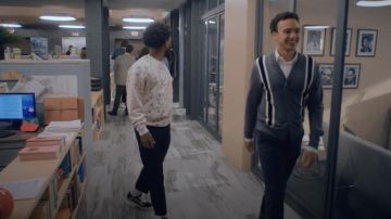 Sandro College Wool Striped Button Cardigan usado por Freddie / Fredrick (Hayward Leach) en los atuendos de la serie de televisión Love Life (S02E01)