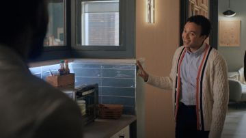 Cárdigan de lana Sandro en blanco usado por Freddie / Fredrick (Hayward Leach) como se ve en Love Life (S02E02)