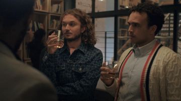 Chaqueta vaquera estampada de algodón Sandro usada por Igor (Gabriel Furman) como se ve en Love Life (S02E02)