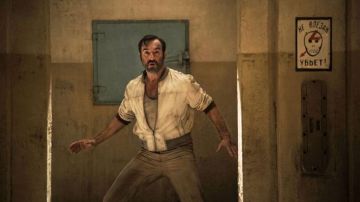 The white bomber worn by Hubert Bonisseur de la Bath, alias OSS 117 (Jean Dujardin) in the film OSS 117: Red alert in black Africa