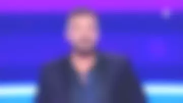 The navy blue shirt worn by Olivier Minne in the show Everyone has a say