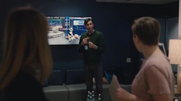 Vert polo à manches longues porté par Greg Hirsch (Nicholas Braun) comme on le voit dans la Succession de séries télévisées tenues (S03E03)