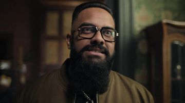Gafas negras y doradas Cazal usadas por Rolph (Guz Khan) como se ve en los trajes de películas de Army of Thieves