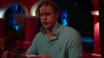 Ralph Lauren Camisa polo azul usada por Chad (Chord Overstreet) como se ve en los atuendos de la serie de televisión Acapulco (Temporada 1 Episodio 5)