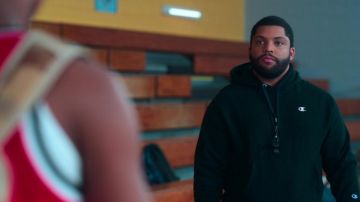 Champion Black Hoodie usado por Ike (O'Shea Jackson Jr.) como se ve en los atuendos de la serie de televisión Swagger (Temporada 1 Episodio 1)