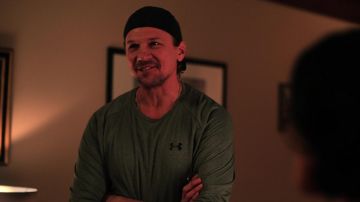 Camiseta gris Under Armour usada por el entrenador Bobby (Marc Blucas) como se ve en la serie de televisión Swagger (S01E03)