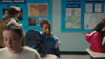 JanSport Bleu Sac à dos porté par le Jeune Colin Kaepernick (Jaden Michael) comme on le voit dans Colin en Noir et Blanc séries TV tenues (S01E01)