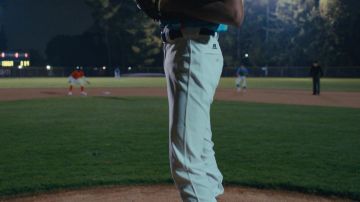 Russell Athletic Blanc Pantalon de Baseball porté par le Jeune Colin Kaepernick (Jaden Michael) comme on le voit dans Colin en Noir et Blanc des tenues de séries télévisées (S01E04)