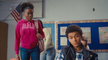 Gap pink hoodie porté par Crystal (Klarke Pipkin) comme on le voit dans Colin en Noir &amp; Blanc (S01E06)