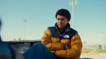 The North Face 1996 Retro Nuptse doudoune portée par le Jeune Colin Kaepernick (Jaden Michael) comme on le voit dans Colin en Noir et Blanc séries TV tenues (S01E06)