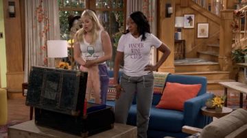 Spiritual Gangster Laguna Sweatpants usados por Gemma (Beth Behrs) como se ve en los atuendos de la serie de televisión The Neighborhood (S04E06)