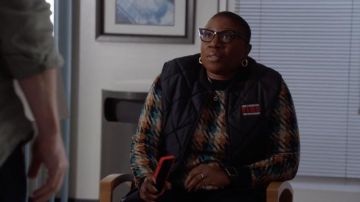 Scotch &amp; Soda Chandail à carreaux ras du cou en laine mélangée porté par Henrietta 'Hen' Wilson (Aisha Hinds) comme on le voit dans le 9-1-1 TV show garde-robe (S05E06)