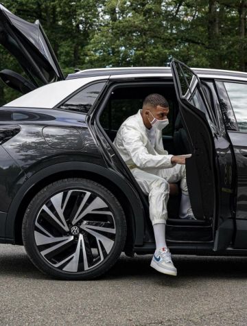 Nike Air Force 1 Low SP Undefeated 5 On It Dunk vs. AF1 sneakers worn by Kylian Mbappé on his Instagram account @k.mbappe and at Clairefontaine