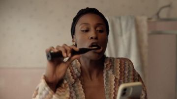 Telfar &quot;T&quot; Logo Boucle d&#39;Oreille portée par Issa Dee (Issa Rae) comme on le voit dans les tenues de la série télévisée Insécurisée (S05E02)