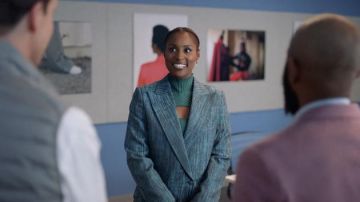 Thebe Magugu Constitutionnel Imprimé Blazer porté par Issa Dee (Issa Rae) comme on le voit dans l&#39;émission de télévision Insécurité tenues (Saison 5 Épisode 2)